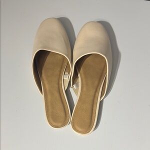 Universal Thread Beige Women's Slip-On Shoes